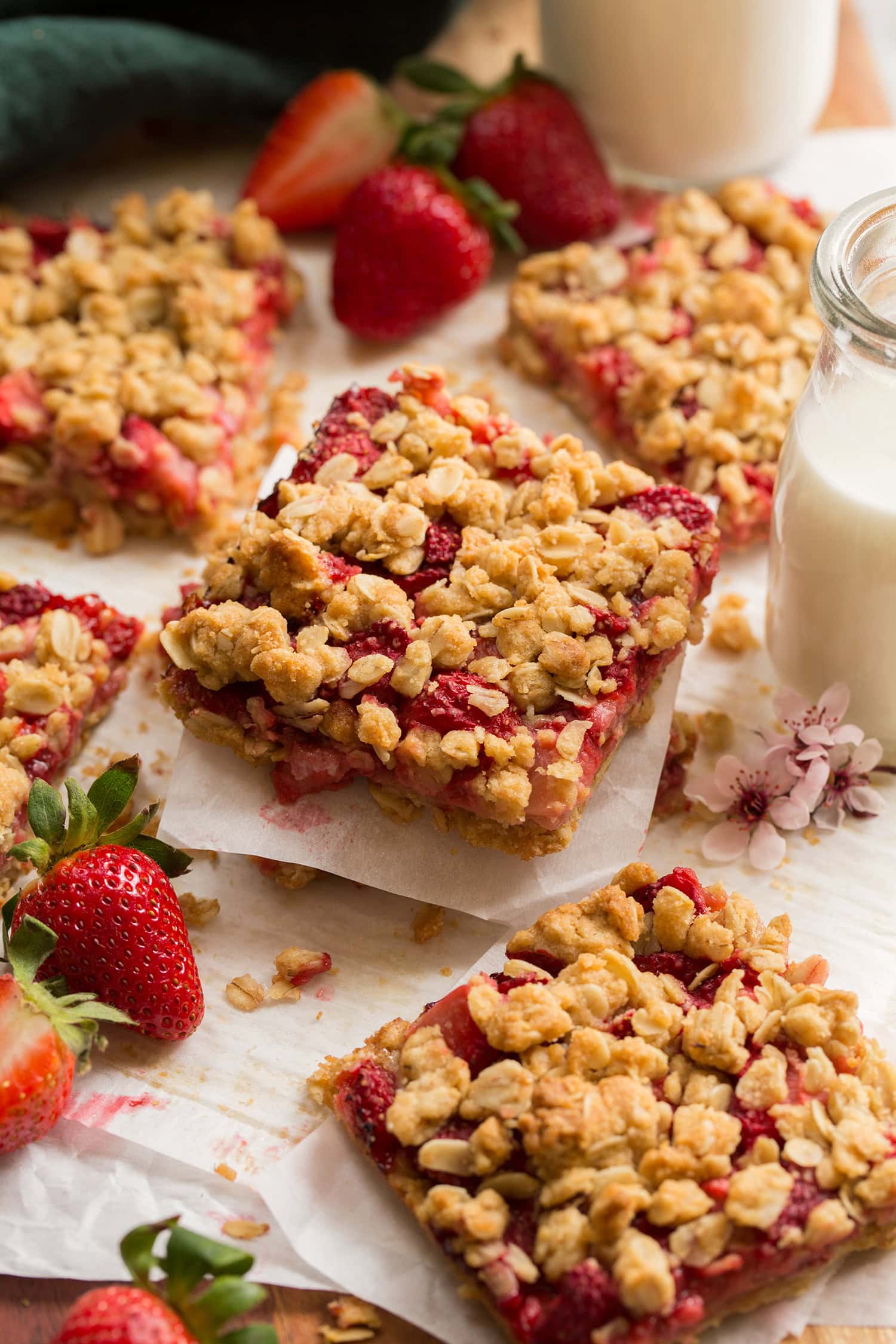 Strawberry Oatmeal Breakfast Bars with Buttery Oat Crumble